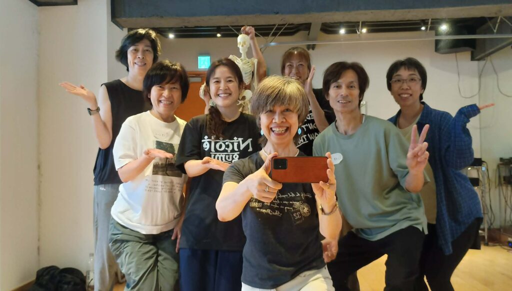 白井幸子先生による「ダンスの呼吸」「踊れる体幹」ワークショップ終了後の参加者集合写真